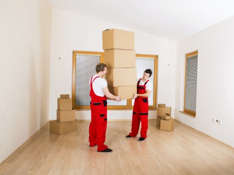 Moving truck positioned for property access challenges in Thehyde